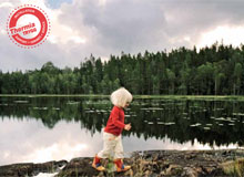 Thermia servicpaket logo, flicka som hoppar på stenar
